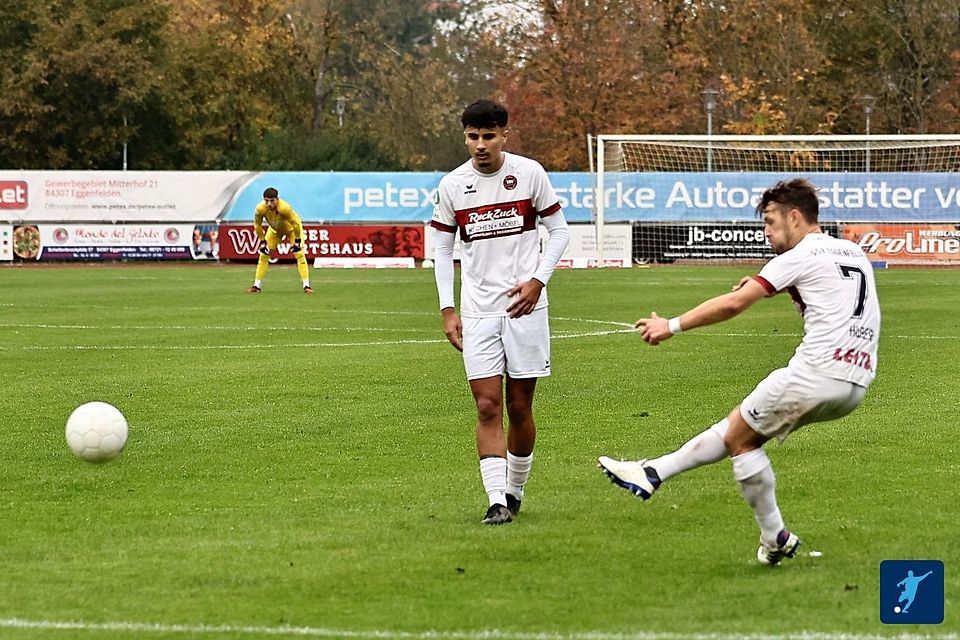 Der SSV Eggenfelden um Spielertrainer Tobias Huber (re.) peilt gegen den FC Amberg einen Heimdreier an 