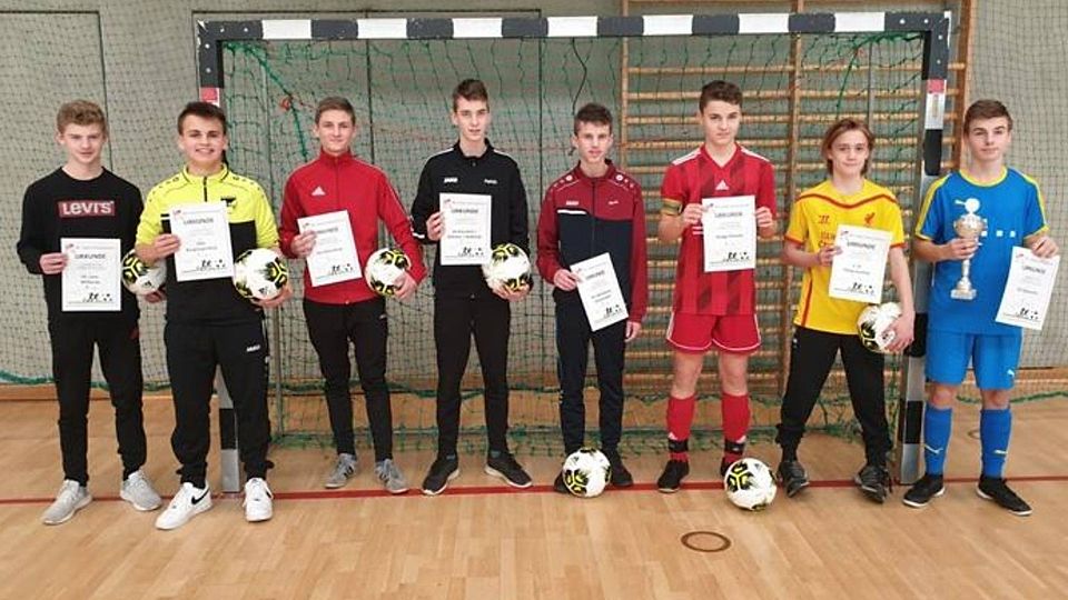 Fußbälle, Urkunden und einen Pokal für den Sieger gab es bei der Siegerehrung der C-Junioren. Foto: Christian Tröster