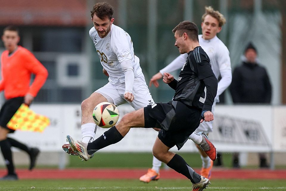 Der Meringer Daniel Kapfer (links) wurde im Vorwärtsdrang gebremst. Felix Seemüller gewann mit dem FC Bad Wörishofen das Duell beim Aufstiegskandidaten.