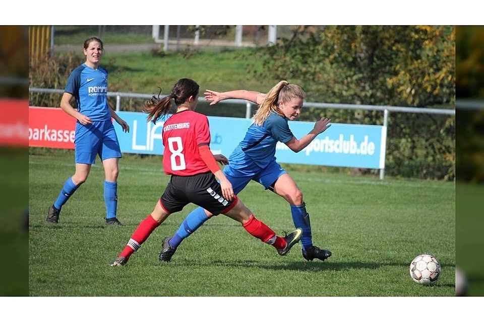 Frauenfußball hat sich seit vielen Jahren mehr als etabliert. Hier zu sehen die SG Altheim (Tanja Kottmann, blau) gegen den FC Rottenburg.
