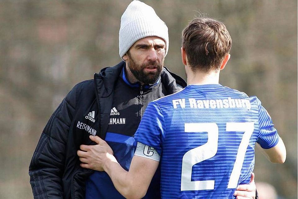 Steffen Wohlfarth (li.) hat seinen Vertrag als Trainer und Sportlicher Leiter beim FV Ravensburg verlängert. Auch zahlreiche Spieler des Oberligisten wie Kapitän Jona Boneberger bleiben beim FV. (Foto: Rolf Schultes)