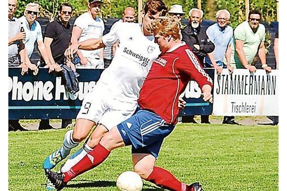 Lukas Ostermann (links) setzt mit seinem frühen 1:0 die Zeichen für Hansa Friesoythe auf Sieg. Jürgen Schultjan