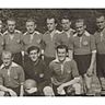 Die erste Fußballmannschaft des TSV Oberpframmern im Jahr 1949 um Kapitän Egon Heinzl (hi., 6.v.l.), dem letzten noch lebenden Aktiven, der damals dem Gründungsvorstand als Schriftführer angehörte, und dem ersten Vorsitzenden des TSV Oberpframmern, Leonhard Voglrieder (2.v.r.).  foto: tsvo