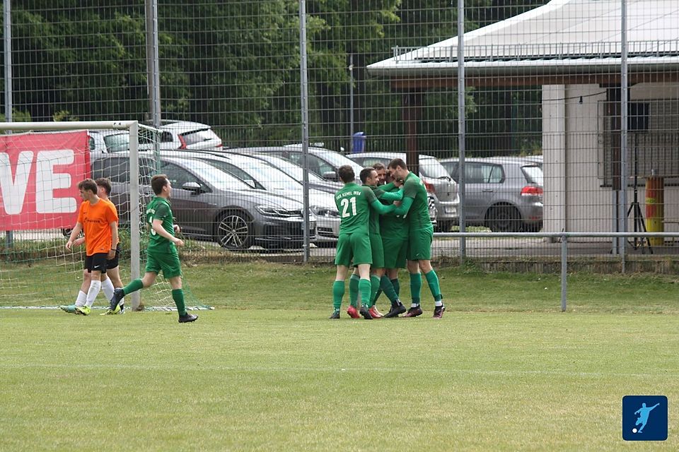 Der TuS Kemel bejubelt den 9:0-Heimerfolg gegen den 1. FC Hettenhain, der gegen die JSG Aarbergen mit der Meisterschaft vergoldet werden kann. 