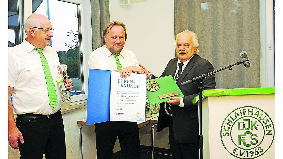 Josef Messingschlager (von links) und Michael Schüpferling nehmen die Auszeichnungsur­kunde des Fußballverbandes von Kreisspielleiter Max Habermann entgegen (F.: Galster).