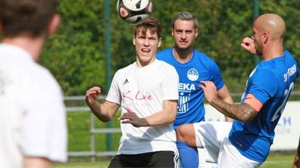 Florian Liebelt  (Mitte) gelang für Wiehl das Tor zum 1:2. Foto: Giesen