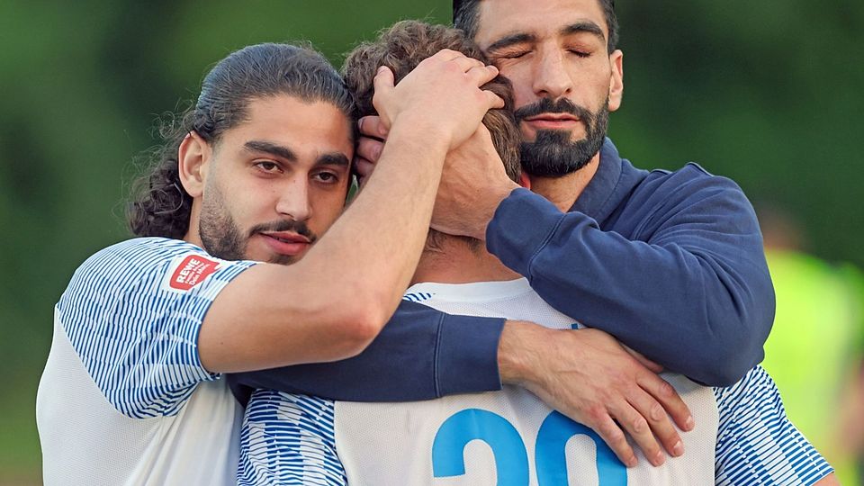 Die Gonsenheimer Khaled Abou Daya, Maurice Neukirch und Ferhat Gündüz trösten einander.