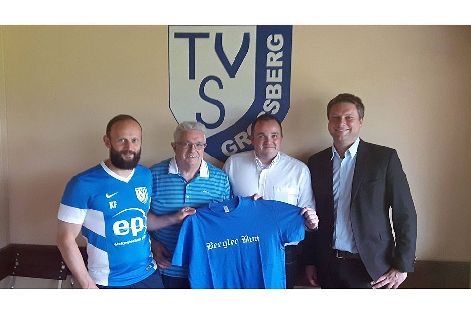Abteilungsleiter Franz Knittl (l.) und Großbergs Vorsitzender Robert Steinbach (r.) freuen sich über die Verpflichtung von Trainer Uli Meier. Sein Sohn Patrick kommt als Spieler mit zum TSV.