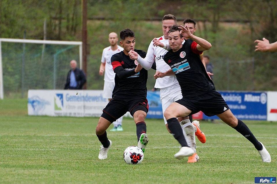 Mit aller Macht versucht sich Aufsteiger Kahl (schwarze Trikots) gegen den drohenden Abstieg zu stemmen, aktuell ist die Viktoria jedoch Vorletzter. Der ATSV Erlangen (weiße Trikots) macht es in der Vorsaison vor, wie es geht. Die Skeraj-Truppe schaffte in der Aufstiegsspielzeit 2018/19 den Klassenerhalt. 