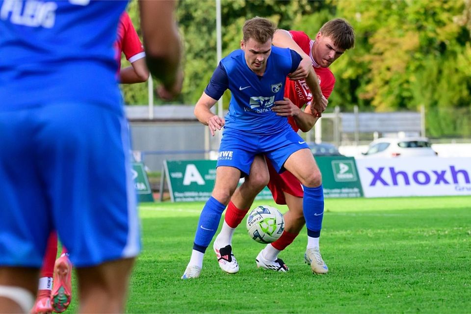 Viele energisch geführte Zweikämpfe prägten das Derby zwischen der Lahrer Reserve und dem OFV. Hier bedrängt der Offenburger Innenverteidiger Marc Feurer den Lahrer Angreifer Nico Schumacher (blaue Spielkleidung). Viele energisch geführte Zweikämpfe prägten das Derby zwischen der Lahrer Reserve und dem OFV. Hier bedrängt der Offenburger Innenverteidiger Marc Feurer den Lahrer Angreifer Nico Schumacher (blaue Spielkleidung).