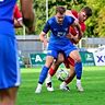 Viele energisch geführte Zweikämpfe prägten das Derby zwischen der Lahrer Reserve und dem OFV. Hier bedrängt der Offenburger Innenverteidiger Marc Feurer den Lahrer Angreifer Nico Schumacher (blaue Spielkleidung). 