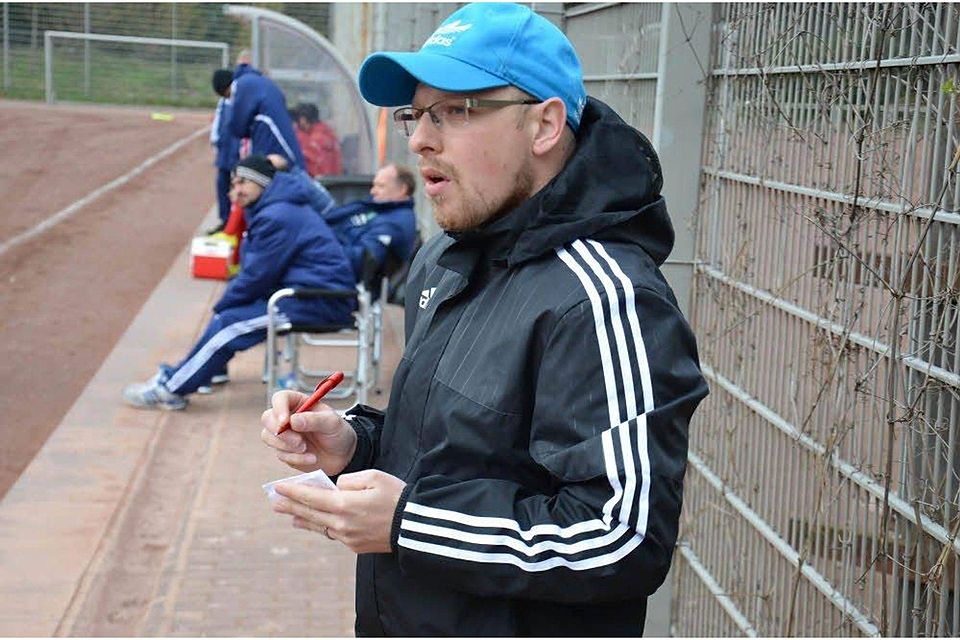 Stefan Müller, Trainer des SV Schlebusch, kann viel Positives notieren. Seine Elf gewinnt mit 4:1 beim RSV Urbach., Foto: Kämpf