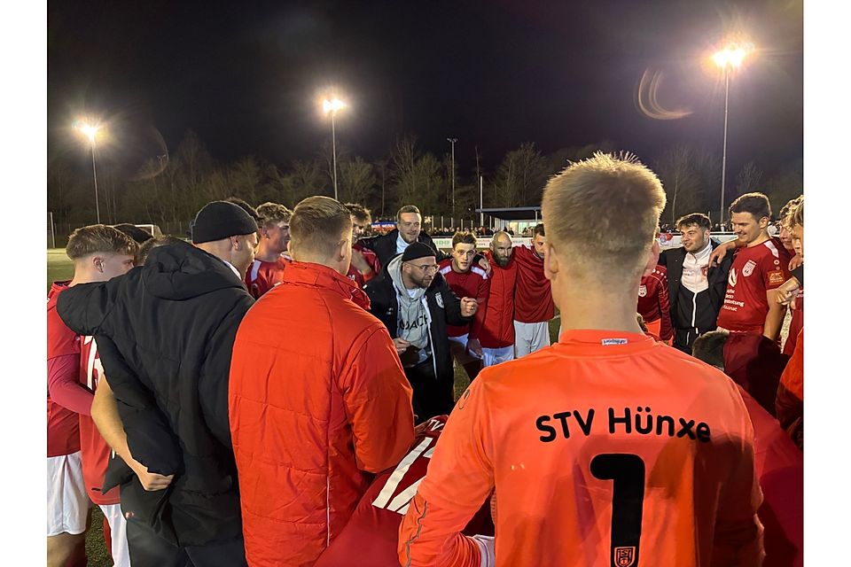 Der STV Hünxe feiert den Einzug in den Niederrheinpokal. 