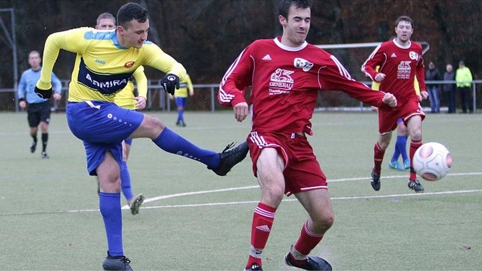 Herdwangen/Großschönachs Vincent Kelly (rechts) kann den Schuss von Pfullendorfs Georg Sagur aufs Tor nicht verhindern. Aber zu seinem Glück geht der Schuss daneben. Foto: Karl-Heinz Bodon