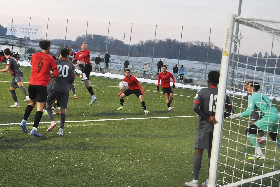 Im letzten Spiel der Vorrunde erzielte Luca Studer (Mitte) per Kopfball das 2:1 gegen Dietikon.