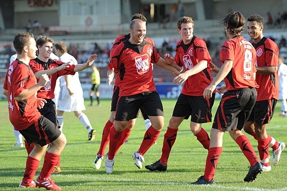 Die Würzburger Kickers um Sergey Zimin (mi.) reisen diesmal zum FC Sand. F: Deubert