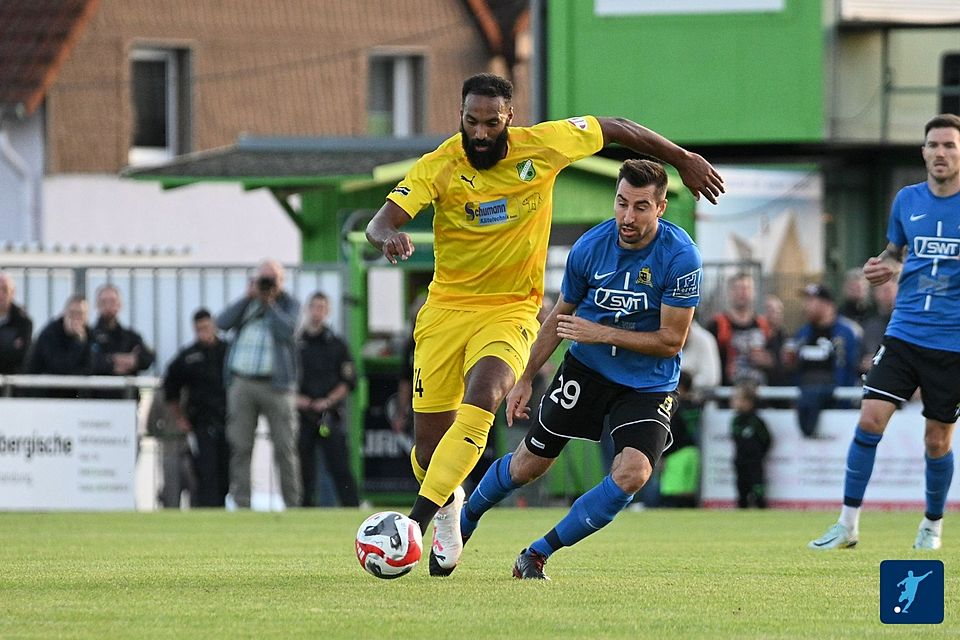 Voller Fokus auf den Ball: Auch gegen einen A-Klassisten muss Alemannia Waldalgesheim und Goalgetter Pierre Merkel (in gelb) erstmal den Kampf annehmen.