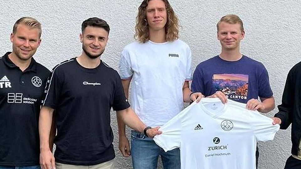 Die Weichser Neuzugänge: Trainer Korbinian Regert begrüßt Mersad Alic, Eric Kammerer, Dominik Zachmann und Samir Beric (von links).