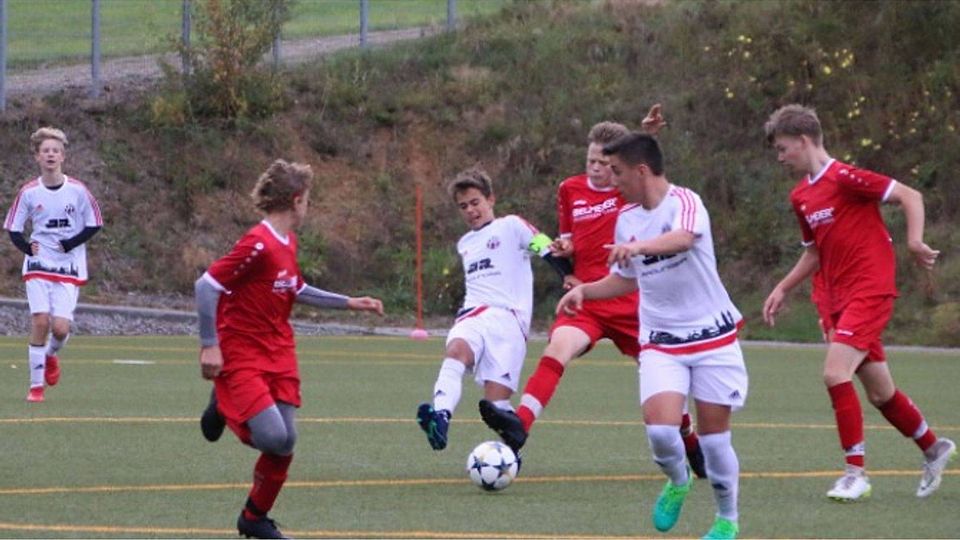 Ein heiß umkämpftes "Derby" gewann die ASV Cham U-14 Mannschaft (ASV Kapitän Stefan Dummer)  in der "BOL" gegen den Rivalen 1.FC Bad Kötzting denkbar knapp mit 2:1.