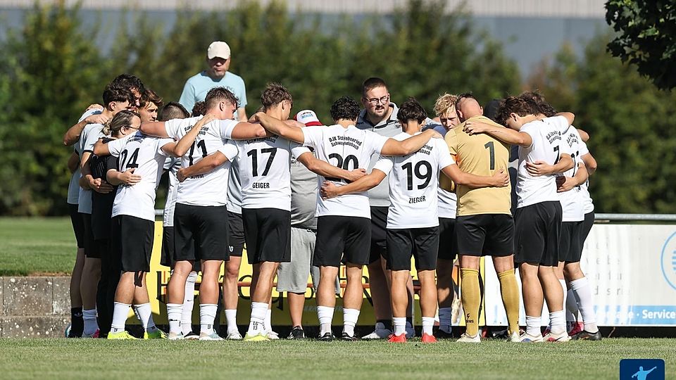 Zusammenstehen fürs Derby: Die DJK Schwebenried/Schwemmelsbach hat ein klares Ziel gegen die Freien Turner aus Schweinfurt. 