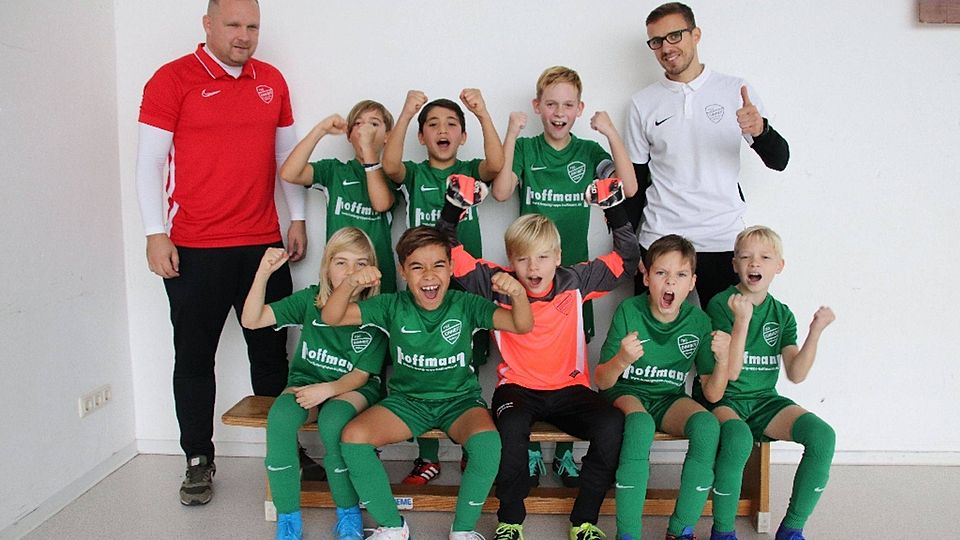 So jubeln Sieger: die E-Junioren von Einheit Bernau.