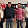 Die Verantwortlichen des TB 03 Roding Gerd Lehner, Jürgen Weigl (v.l.) und Christian Fleischmann (1.v.r.) freuen sich, den neuen Cheftrainer Andreas Klebl (2.v.r.) zu präsentieren,