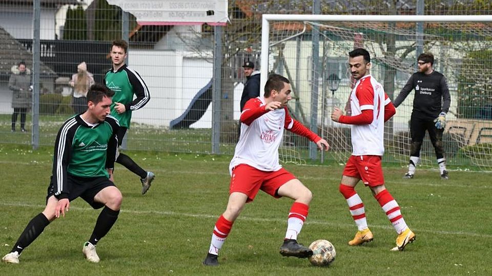 Führung verspielt: Marco Kafka (am Ball) und Ervin Kekay (rechts) lagen mit dem TV Semd im Spitzenspiel der Kreisliga C zunächst vorne, doch die SG Mosbach/Radheim II drehte die Partie noch. 	Foto: Jens Dörr
