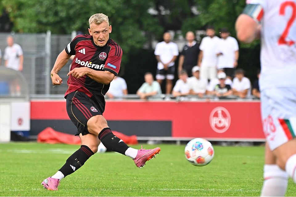 Benedikt Kirsch (li.) und die Profireserve des 1. FC Nürnberg haben in der Regionalliga Bayern einen tollen Start hingelegt. 