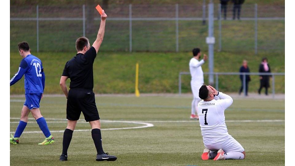 Nach einer halben Stunde muss Amedspor Wetzlar in Unterzahl weiterspielen: Schiedsrichter Christian Schuster gibt Cagdas Aslan wegen eines unnöigen Fouls Gelb-Rot. 	Foto: Christian Pomoja