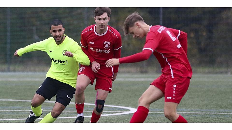 Mehmed Tosun (l.) vom SV Herborn, hier gegen Nils Hannes Gumbert von der SSG Breitscheid, nimmt den Ball fest in den Blick. Der SV empfängt am Sonntag den TuS Driedorf. Foto: Lorenz Pietzsch © Lorenz Pietzsch