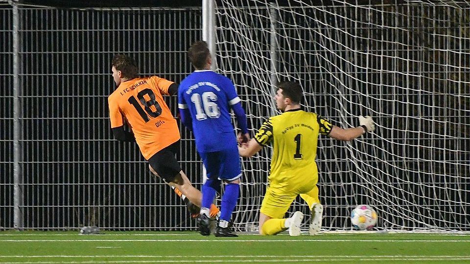 In dieser Szene markiert Philipp Götz (oranges Trikot) den späten Ausgleich für Schlicht.