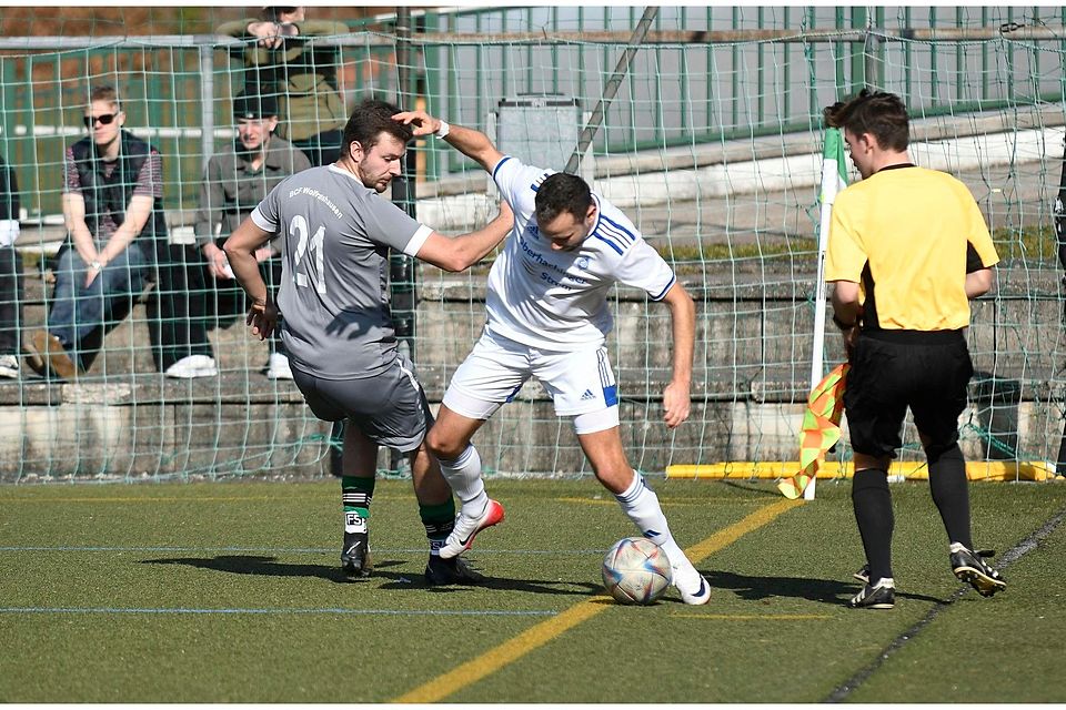 Ins Leere gelaufen: Die Farcheter um Leon Hölting (li.) unterlagen Deisenhofen II zum Auftakt nach der Winterpause klar mit 1:6. Ins Leere gelaufen: Die Farcheter um Leon Hölting (li.) unterlagen Deisenhofen II zum Auftakt nach der Winterpause klar mit 1:6.