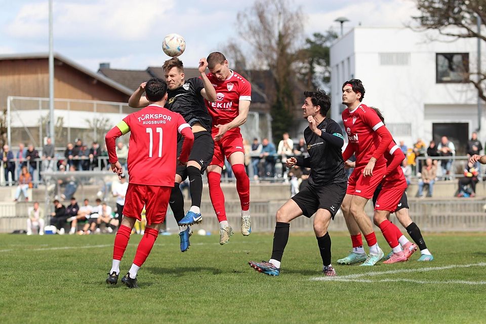 Viel Arbeitet wartet auf TuS Geretsried um Christian Wiedenhofer (beim Kopfballduell), der den TuS nach der Saison verlässt und Kapitän Sebastian Schrills beim Aufstiegsaspiranten Erlbach.