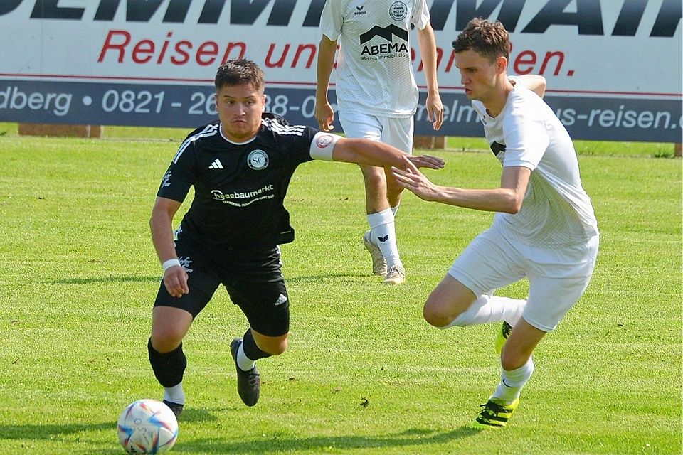 Konrad Wanderer vom SC Unterpfaffenhofen (l.) im Spiel gegen den SC Oberweikertshofen II.