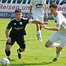 Konrad Wanderer vom SC Unterpfaffenhofen (l.) im Spiel gegen den SC Oberweikertshofen II.