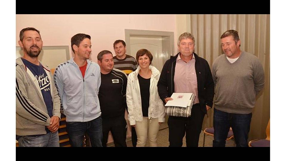 Der Erste Vorsitzende des BSC Eudorf, Matthias Stein (2. von rechts), kurz nach der Verleihung des Landesehrenbriefes zusammen mit Trainer Roland Mohr (rechts), Spielausschussvorsitzenden Michael Lotz (links), Andreas Wettlaufer, Heinz Schäfer sowie Mirko und Nicole Merle. Foto: Krämer