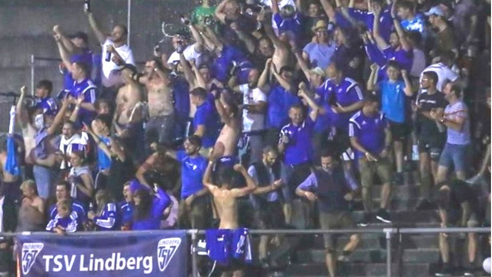 Kreisliga-Ekstase: Nach dem 4:1-Triumph beim "großen" Nachbarn in Zwiesel kannte der Jubel im Lindberger Fanblock keine Grenzen mehr.