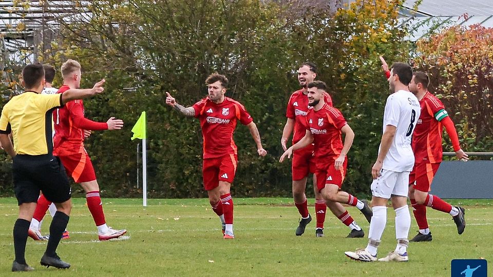 Daniel Jarosch (Mitte) durfte schon in der ersten Minute jubeln. Da hatte er die DJK SV Ost Memmingen in Führung gebracht. Zum Sieg über den TV Boos sollte es aber nicht reichen.