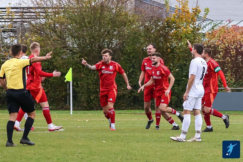 Daniel Jarosch (Mitte) durfte schon in der ersten Minute jubeln. Da hatte er die DJK SV Ost Memmingen in Führung gebracht. Zum Sieg über den TV Boos sollte es aber nicht reichen.