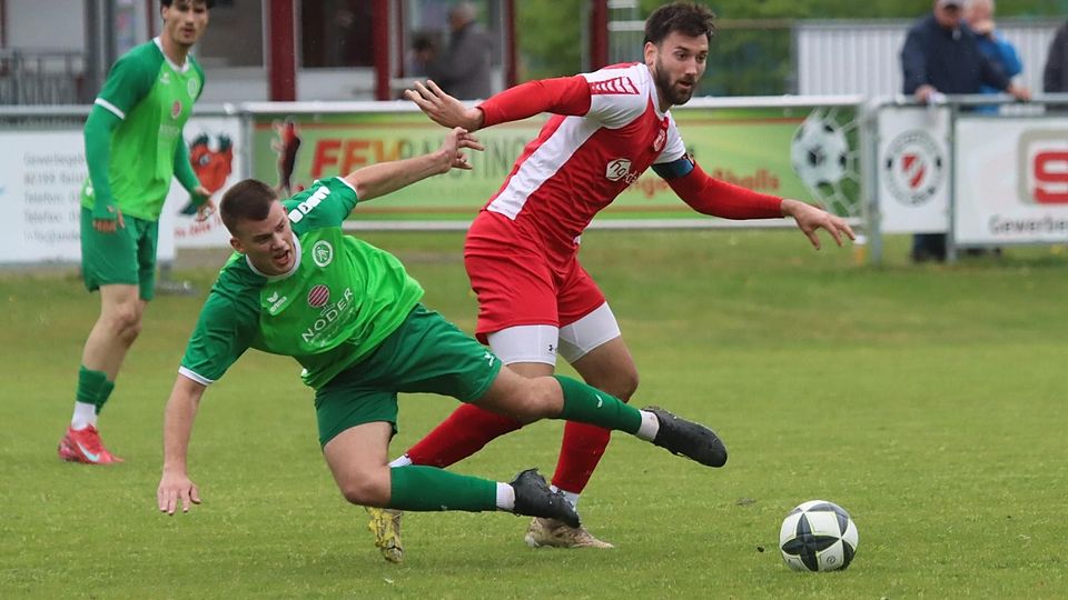 Fußball Saison 2024/25 Bezirksliga Benedikt Multerer (in Rot) vom SV Raisting im Heimspiel gegen den SV Aubing am 4. Mai 2025