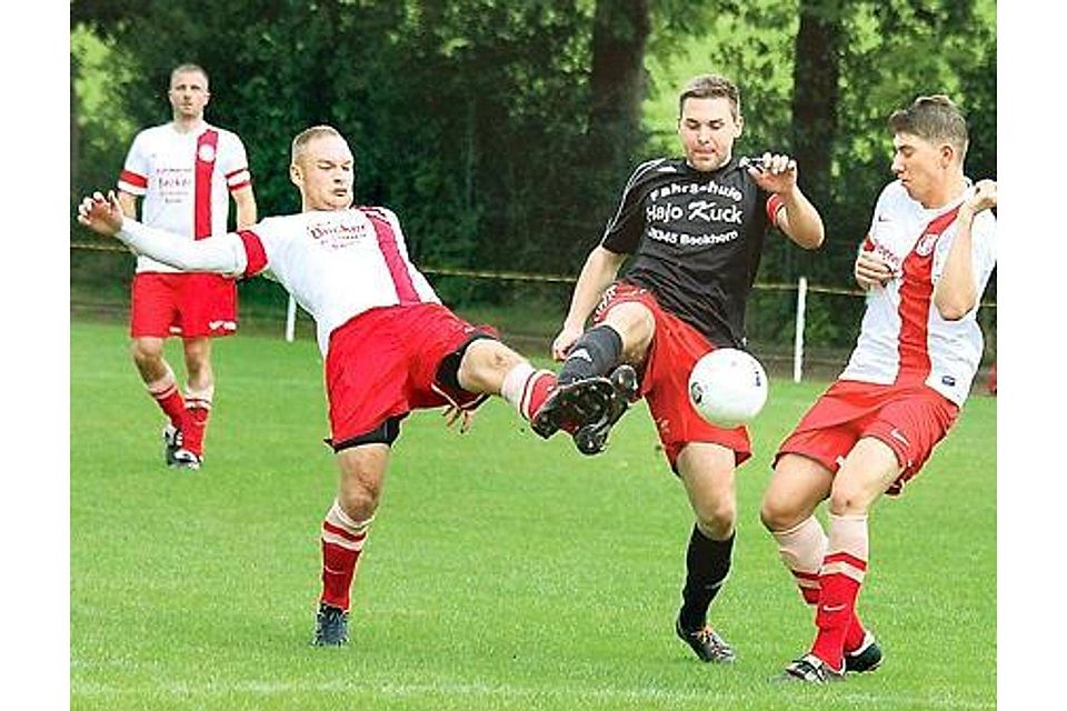 Wollen nach der Winterpause endlich wieder in Punktspielen gegen den Ball treten: die Bezirksliga-Fußballer von  Rot-Weiß Sande und vom BV Bockhorn Müller-Düring