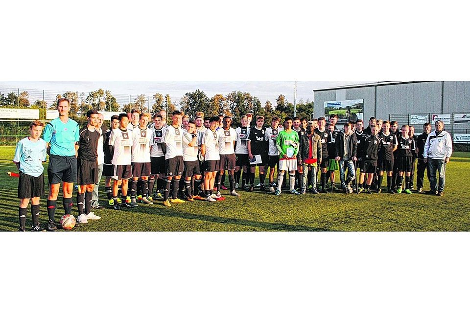 Die A-Junioren des FC Düren-Niederau (weiße Trikots) sicherten sich mit ein 5:0-Erfolg über VfVuJ. Winden (schwarze Trikots) den Dürener Kreispokal in ihrer Altersklasse. Foto: Dolfus