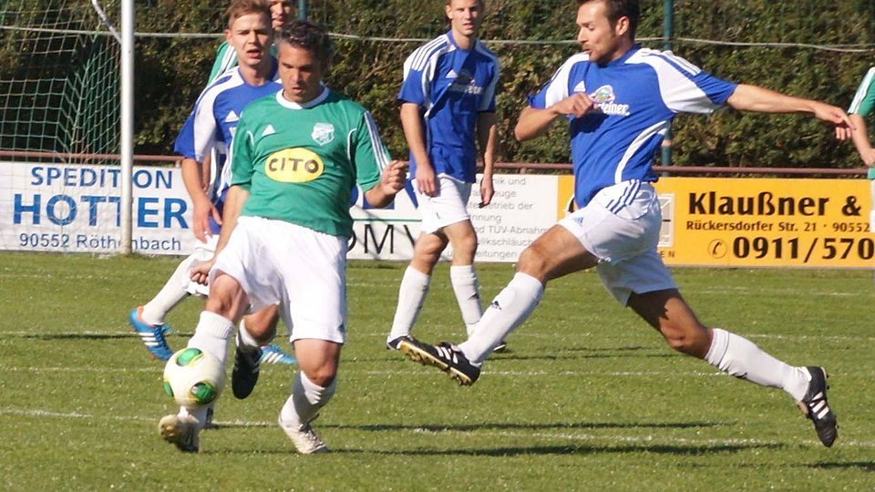 Endlich für den TV Leinburg am Ball und dann rette Alberto Mendez (vorne) seinem Team auch gleich noch den wichtigen Heimpunkt (F.: M. Keilholz).