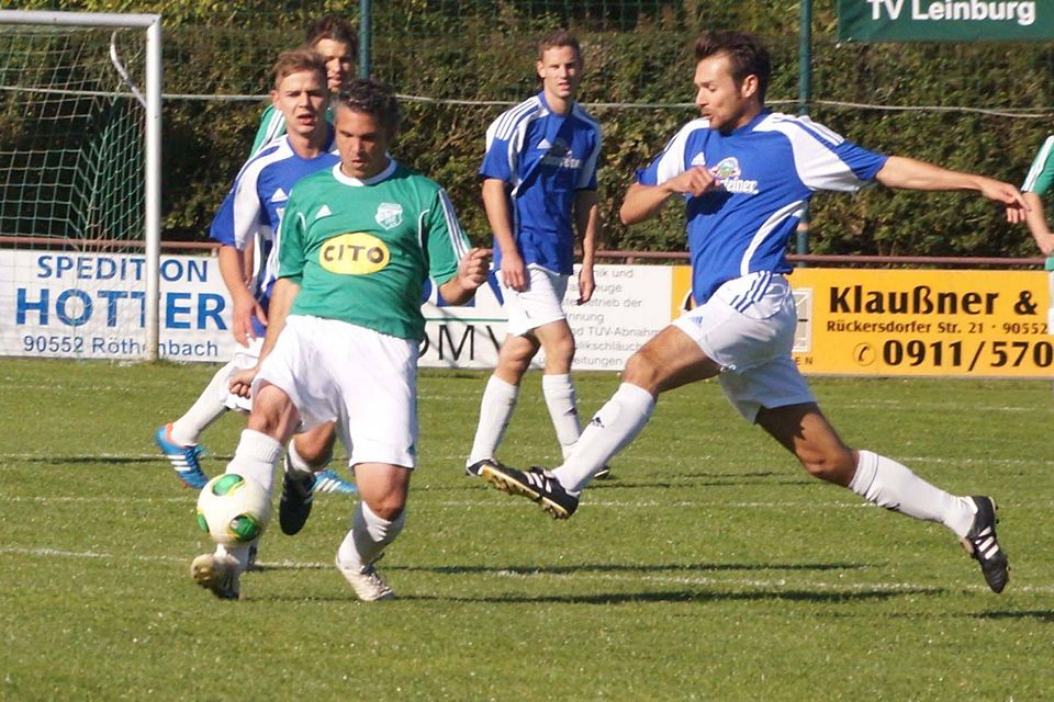 Endlich für den TV Leinburg am Ball und dann rette Alberto Mendez (vorne) seinem Team auch gleich noch den wichtigen Heimpunkt (F.: M. Keilholz).