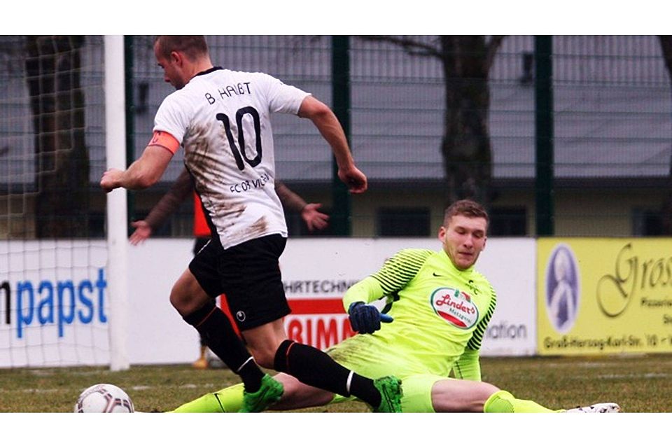 Ausgetrickst: Der Villinger Benedikt Haibt tanzt den Denzlinger Keeper Schindler beim  3:1 aus. | Foto: Dieter Reinhardt