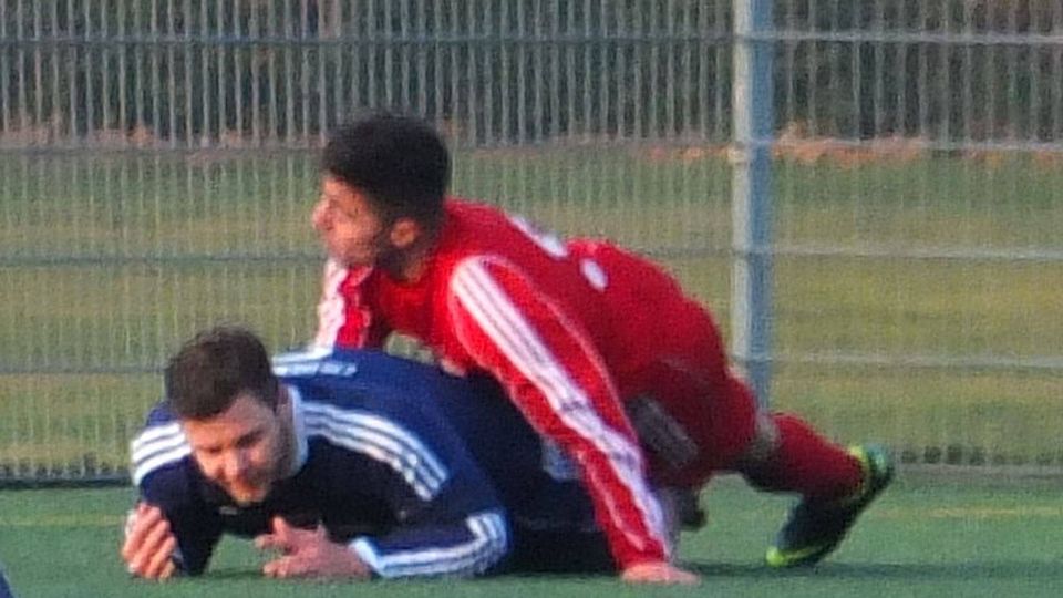 Nach der 1:5-Niederlage beim TSV Wulsdorf will die Leher TS (blaues Trikot) morgen ab 15.30 Uhr gegen den FC Oberneuland wieder aufstehen. Foto: Volker Schmidt