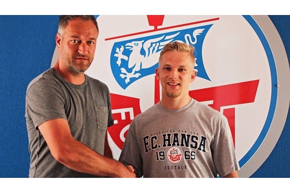 Hansas Sport-Vorstand René Schneider (links) begrüßt Neuzugang Bryan Henning an Bord der Kogge. F.C. Hansa Rostock