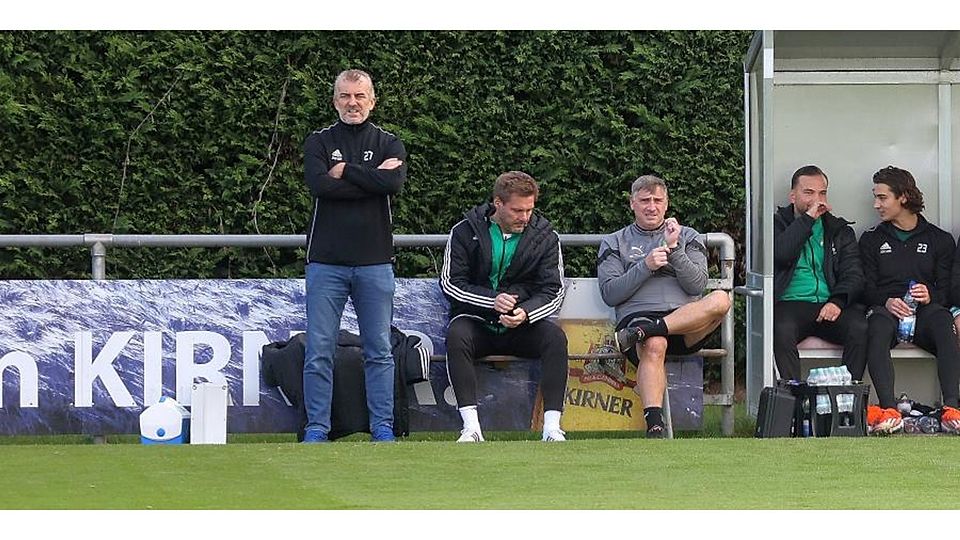 Kritische Blicke aus Waldalgesheimer Sicht: Die Alemannia-Bank mit Coach Elvir Melunovic (links) und dem Sportlichen Leiter, Jörg Schniering.	Foto: Mario Luge