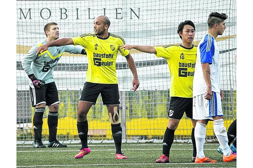 Hier ist die freie Seite: Walheims Imad Laadim (links) und Keisuke Minami weisen den nicht sichtbaren Schützen ein. Foto: Wolfgang Birkenstock Hier ist die freie Seite: Walheims Imad Laadim (links) und Keisuke Minami weisen den nicht sichtbaren Schützen ein. Foto: Wolfgang Birkenstock