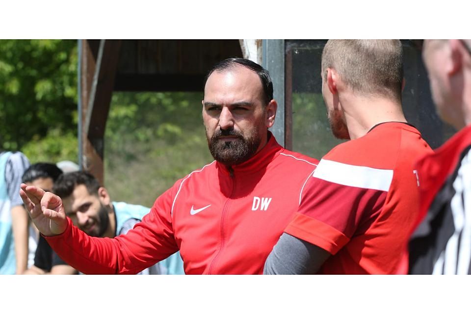 Sergen Rüzgar, hier noch als Trainer des damaligen Kreisoberligisten TuS Naunheim, und der SV Herborn haben ihre Zusammenarbeit beendet. (Archivbild) © Steffen Bär Sergen Rüzgar, hier noch als Trainer des damaligen Kreisoberligisten TuS Naunheim, und der SV Herborn haben ihre Zusammenarbeit beendet. (Archivbild) © Steffen Bär